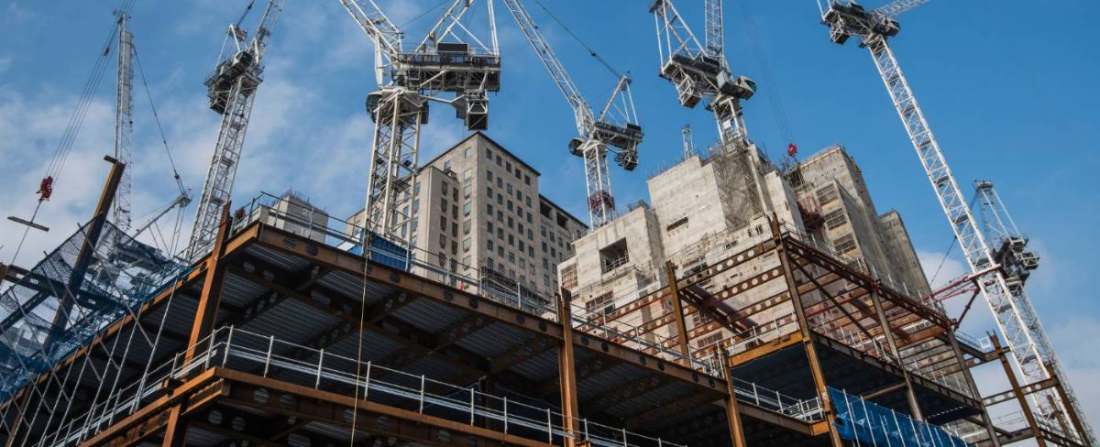 Estrutura metálica e guindastes em obra