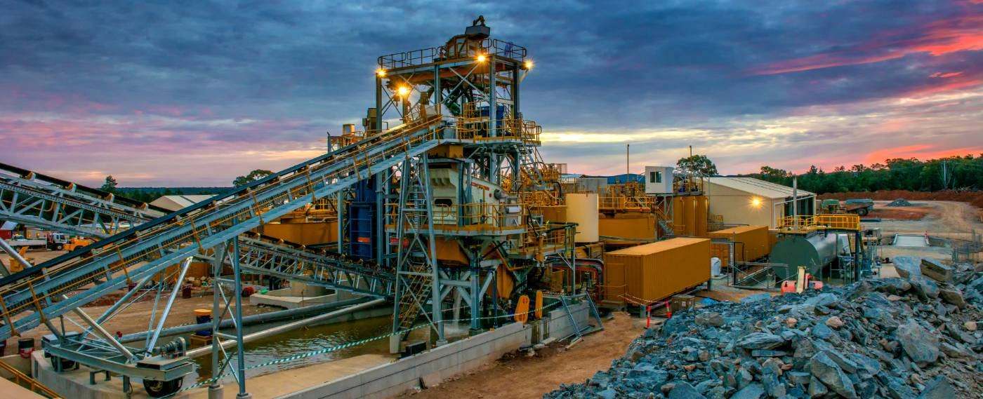 Usina de beneficiamento mineral ao entardecer