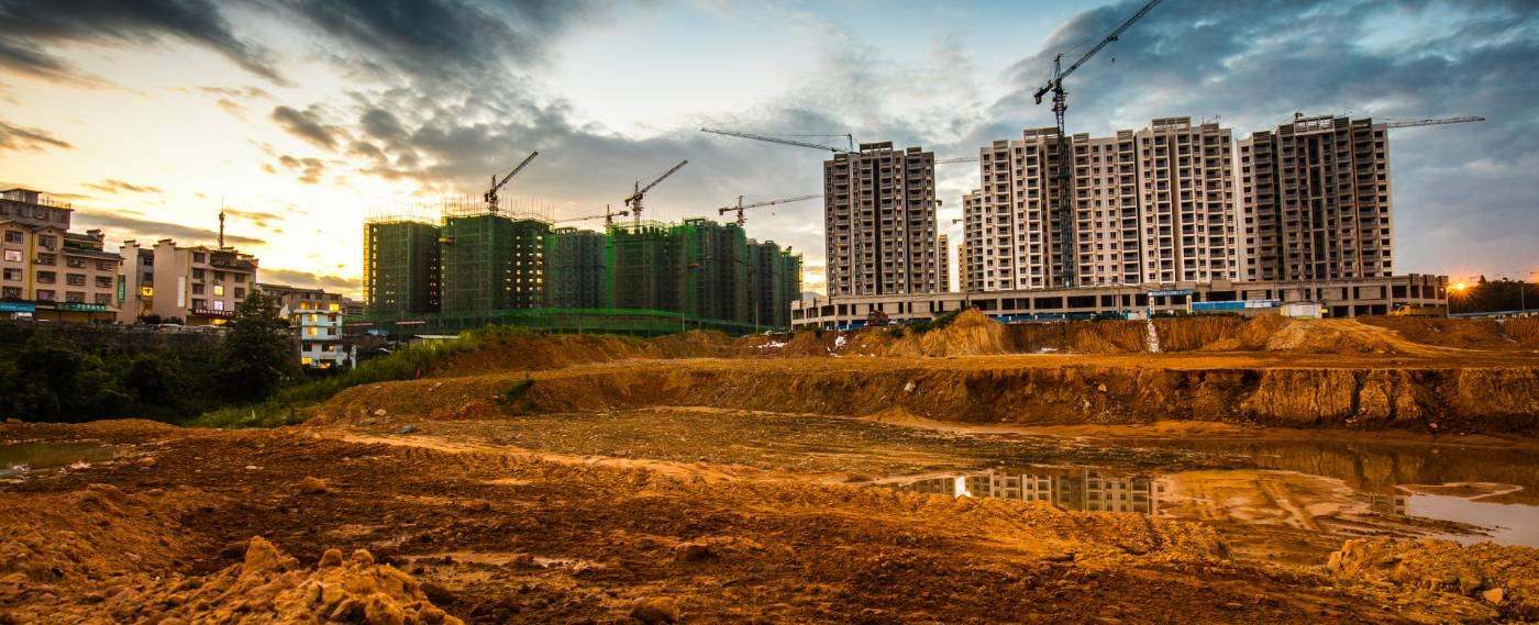 Canteiro de obras urbano com edifícios em construção