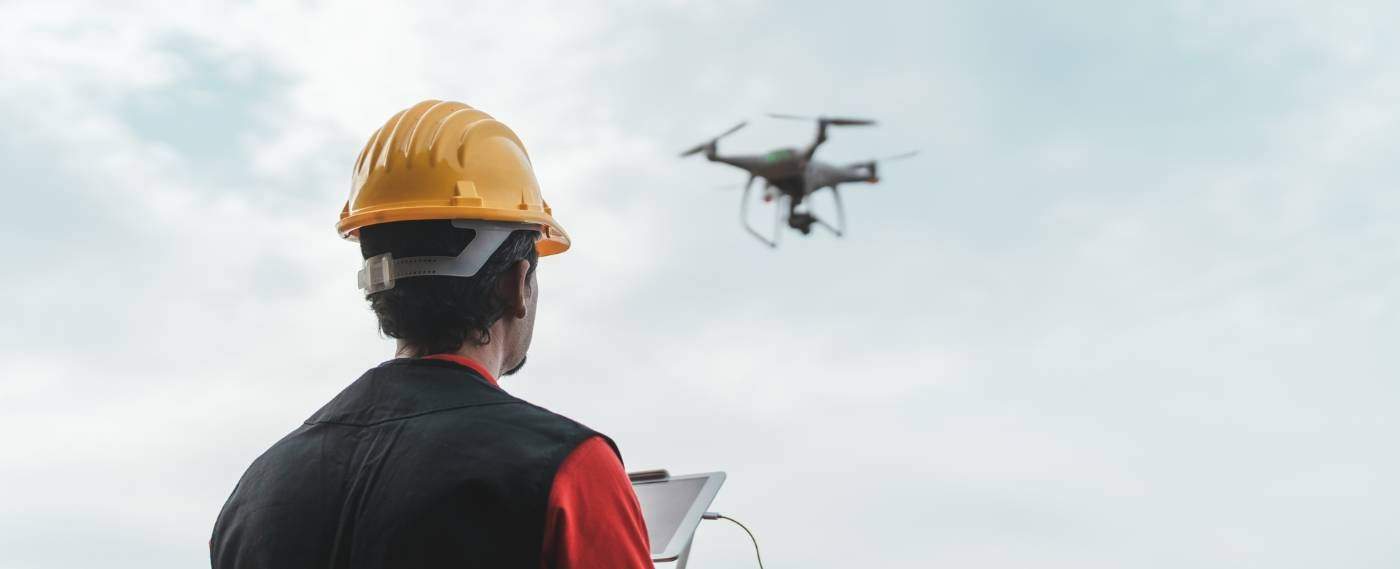Operador pilotando drone em campo