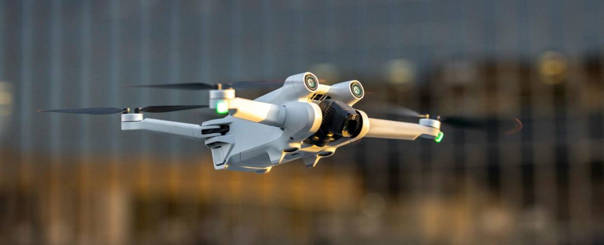 Drone em voo com câmera