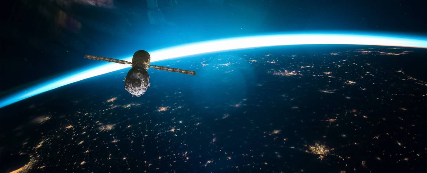 Satélite orbitando a Terra — geoprocessamento e sensoriamento remoto